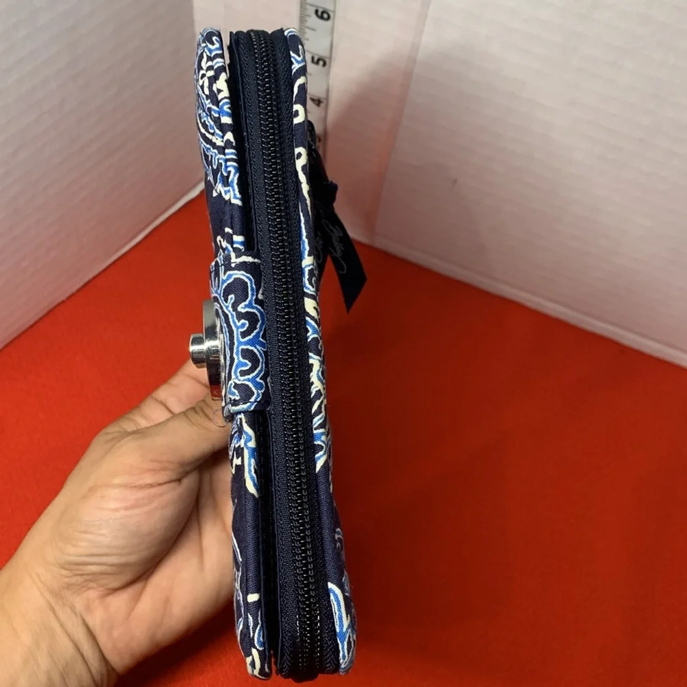 NWOT Vera Bradley wallet blue and white Zip Around Turnlock Quilted - Picture 5 of 11